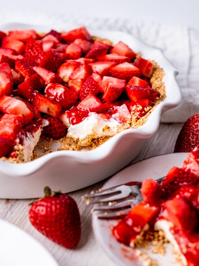 Easy Strawberry Cheesecake Pretzel Pie