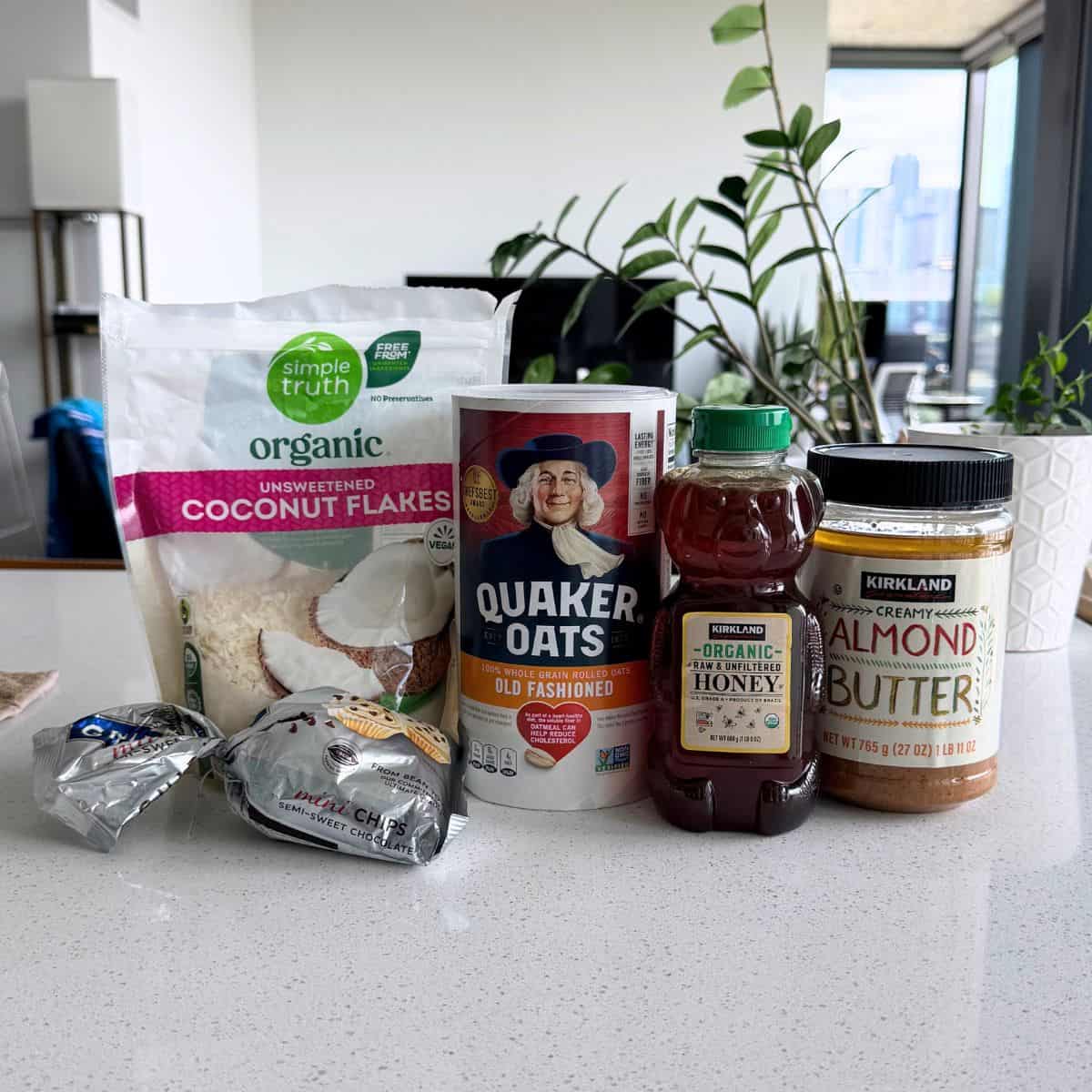 The 5 ingredients needed to make energy balls.
